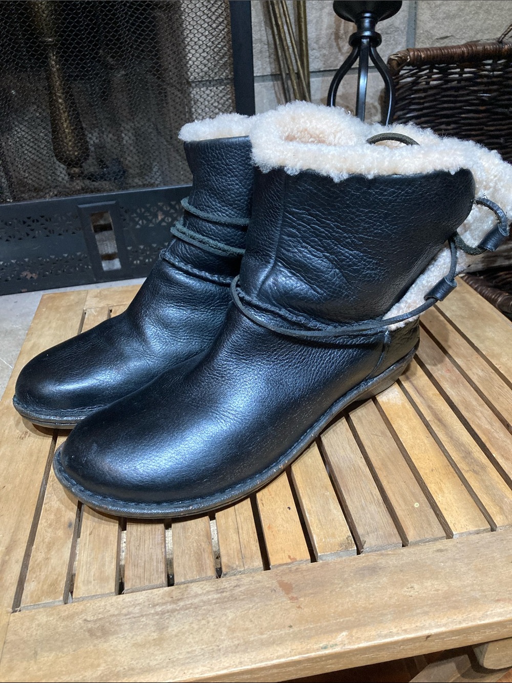 Ugg Caspia Boots Womens 10Black Leather Shearling Lined Wrap Laces Leath-footbed